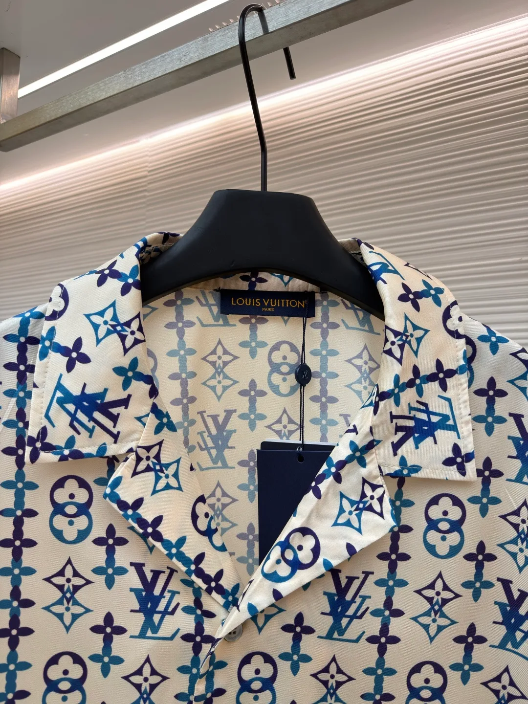 LOUIS VUITTON Overlap pattern printed mulberry silk short-sleeved shirt ●Original version: purchased and developed by 14997 ●Item number: 1682513-A50 ●Fabric: cotton fabric ●Technology: printing production ●Color: apricot ●Version: fitted version ●Weight: about 175 grams ●Size: S-M-L-XL ●Description: This LOUIS VUITTON's all-over presbyopia short-sleeved shirt is made of high-count silk blended fabrics. The fabrics are smooth and soft to the touch after pre-washing. They have good breathability and drape, and are comfortable to wear without restraint. The classic presbyopia pattern printed all over the body is made using digital direct printing technology. The colors are distinct and the pattern is precise. It is not easy to fade or smudge after high-temperature fixation treatment. The presbyopia elements are neatly arranged to show brand recognition. The shirt is designed with a Cuban collar, the neckline is smooth and natural, and the buttons at the placket are made of custom mother-of-pearl buttons, which have a warm and shiny texture. The overall cut is a loose silhouette, the shoulder joints are straight and fine, the cuffs are designed with short sleeve cuffs, customized accessories and three labels are complete, and the details and craftsmanship show the level of luxury. It is suitable for various wearing scenarios such as leisure vacations and daily outings. The overall wiring is straight and delicate, the fabric is comfortable and soft, and the color is consistent without color difference. It can be matched with the same style to create a fashionable look and control various occasions. Customized accessories, complete with three standards, same style for men and women!